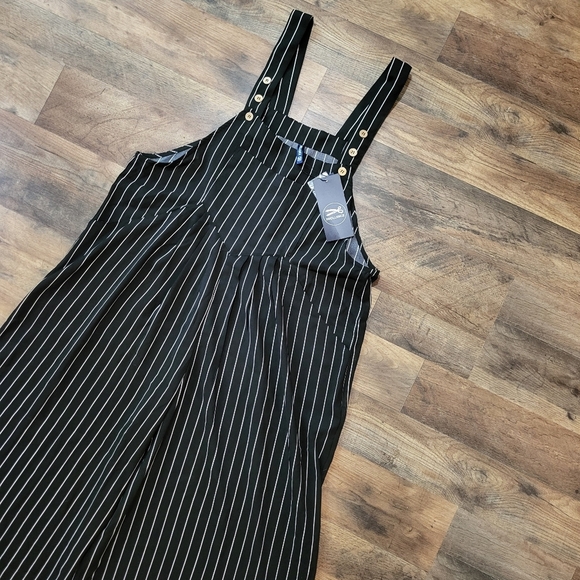 IWOLLENCE Women's Black and White Pinstripe Wideleg Overall Jumpsuit Size M - Picture 3 of 9